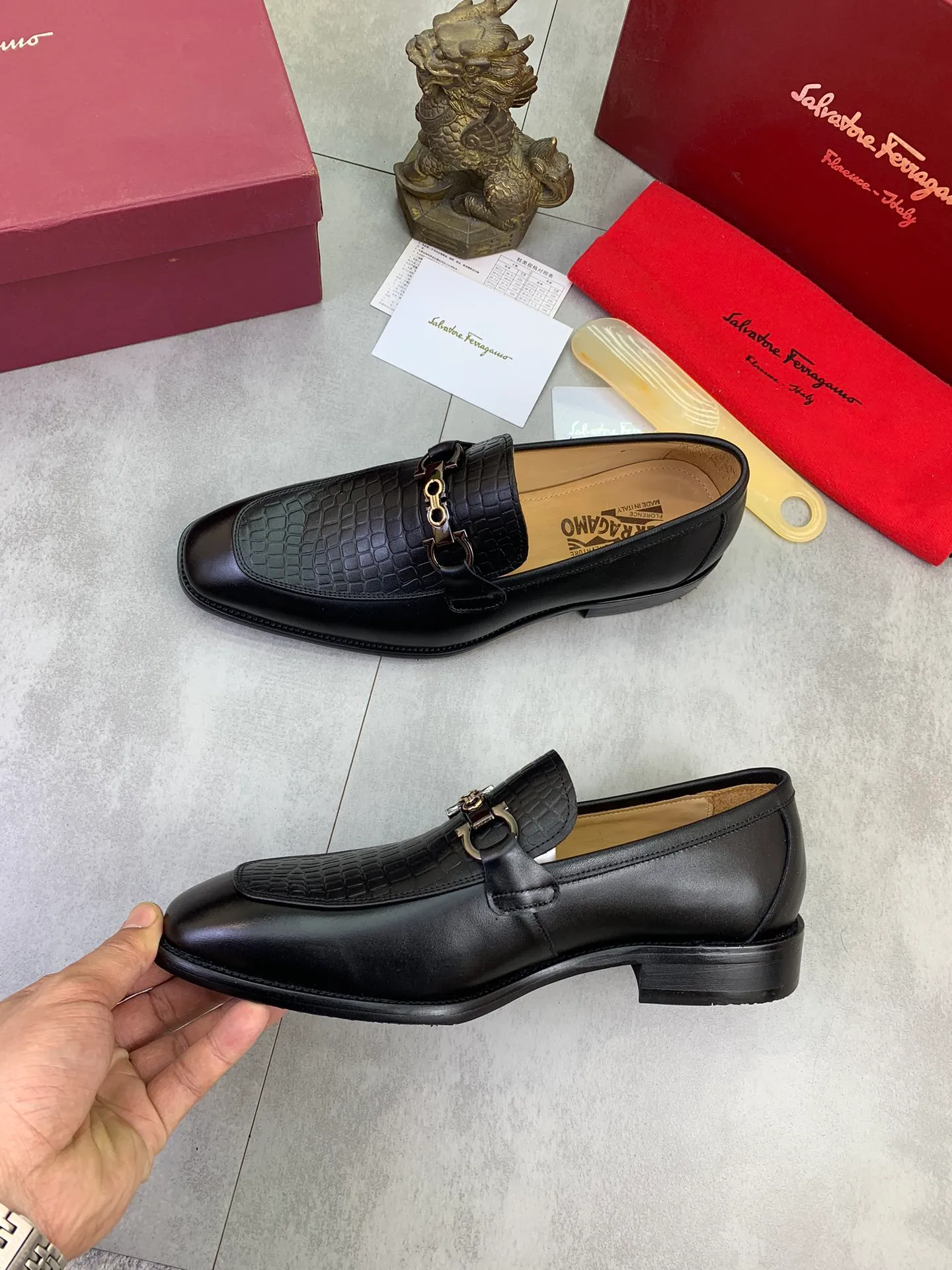 Men's Men's Shoes 💰P460💰[New Style] Water-dyed Niuli 🆘[Salvatore Ferragamo] Ferragamo's latest casual business leather shoes for men! Available at counters simultaneously! The fabric is made of specially imported original calfskin, and the interior is made of imported water-dyed cowhide. It is absolutely luxurious and leads the fashion trend. Matching code: 38-47 black optional